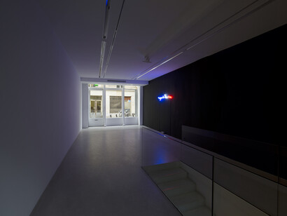 Claude Lévêque, Regarde les rire, 2015, Néon bleu, blanc, rouge / Neon blue, white and red, 33 x 150 cm, Ecriture / Writing : Romaric Etienne © ADAGP Claude Lévêque . Photo. Julie Joubert , Courtesy the artist and kamel mennour, Paris