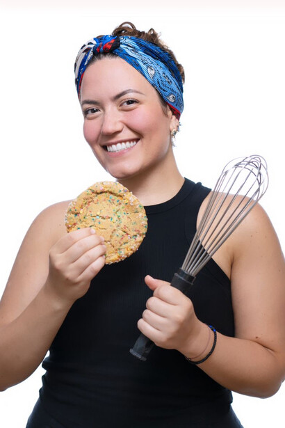 Con solo 23 años, Alessandra consiguió su primer trabajo en una cocina profesional en Grecia, lo que marcó el inicio de su crecimiento en el mundo de la pastelería