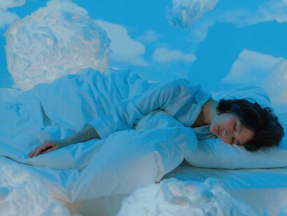 Mulher dorme profundamente. O sono é um dos processos biológicos mais fascinantes e essenciais para a vida humana. Durante séculos, ele foi visto como um estado de inatividade, um momento em que o corpo e a mente simplesmente "desligam". No entanto, pesquisas recentes revelam que o sono é, na verdade, um período de intensa atividade cerebral e regeneração física. É durante o sono que o cérebro consolida memórias, processa emoções, regula hormônios e repara tecidos. Em outras palavras, dormir não é um luxo, mas uma necessidade biológica crítica