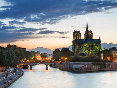 Early Green Enlightment on Notre Dame de Paris and Seine River at Dusk © Loïc Lagarde