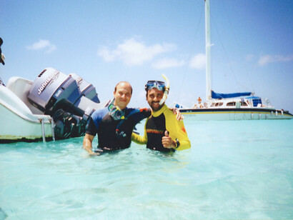 Clemente Balladares y el oceanógrafo José Ramon Delgado en el archipiélago de Los Roques, Venezuela