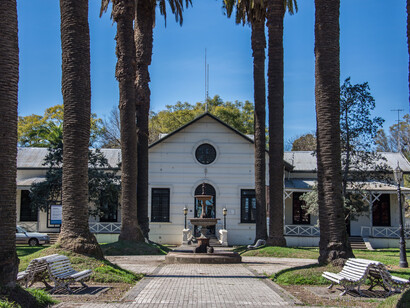 Sólo la educación (paideia) de los ciudadanos como tales puede dar un contenido verdadero y auténtico al espacio público. Museo de la Ciudad Wladimir, Rosario, Argentina