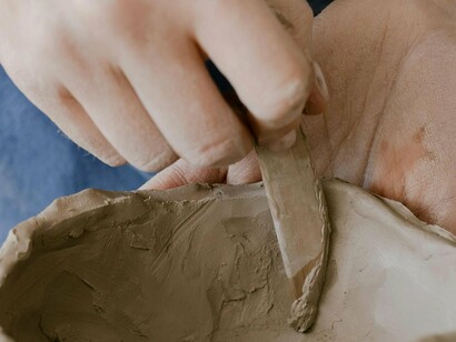 Não é à toa que cada vez mais estudos têm mostrado a relação entre o fazer manual e a saúde mental. Atividades como cerâmica, jardinagem ou bordado ativam áreas do cérebro ligadas à concentração e à criatividade, diminuem os níveis de estresse e até ajudam a reduzir sintomas de ansiedade e depressão
