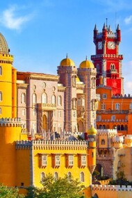Il Castello di Pena, situato a Sintra, Portogallo, è un esempio eccezionale di architettura romantica del XIX secolo. Costruito su un'antica cappella, il castello presenta un mix di stili gotico, manuelino, islamico e rinascimentale, con vivaci colori gialli e rossi che caratterizzano le sue mura