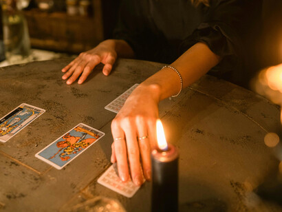 Leitura de Tarot. Cada uma de suas cartas tem por base uma importante imagem arquetípica