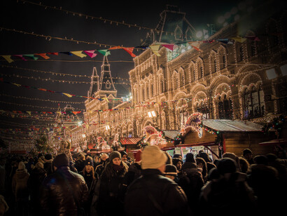 Calles en época de Navidad en el centro de Moscú, Rusia