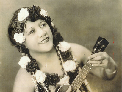 Elizabeth Kau`i Spencer Pu`uki Kawelo came
to Chicago in the mid-1920s as a Hula dancer
to join Bell’s Hawaiian Follies, a troupe based
at the city’s Oriental Theater. 