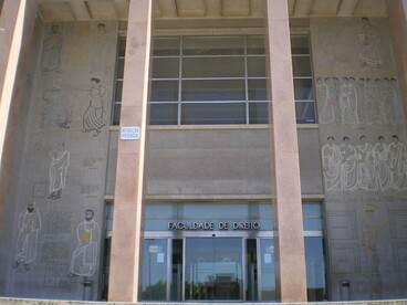 Fachada da Faculdade de Direito da Universidade de Lisboa com obras de Almada Negreiros
