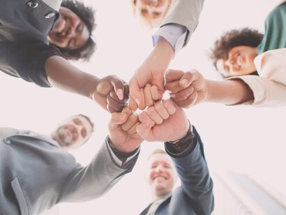Equipo de trabajo uniendo las manos: una de las mayores manifestaciones de integridad en la persona, es cumplir con los compromisos que uno adquiere