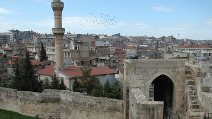 Castillo de Gaziantep, es una fortaleza construida durante los siglos II y III d. C. por el Imperio hitita como puesto de vigilancia y luego transformada en castillo por el Imperio romano. Se encuentra en lo alto de una colina en el centro de Gaziantep. Entre los años 527 y 565 d. C. fue objeto de nuevas reformas y ampliaciones bajo el mandato del emperador Justiniano. Gaziantep, Turquía