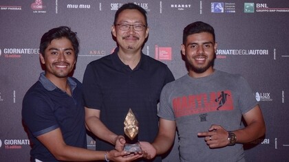 Los actores protagonistas de «José», Enrique Salanic y Manolo Herrera, y el director Li Cheng (centro), con el premio recibido en Venecia