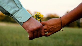L’amore autentico viene presentato come una relazione fondata sulla libertà reciproca, non sul possesso o sul controllo dell’altro