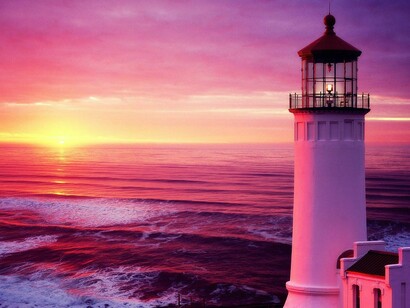 Un faro al atardecer