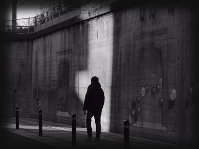 Homem caminha sem destino pelas ruas