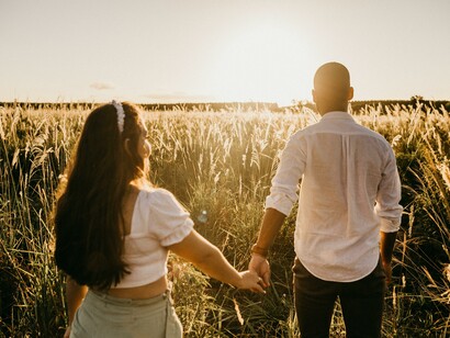 Amore. Coppia mano nella mano in un campo di grano