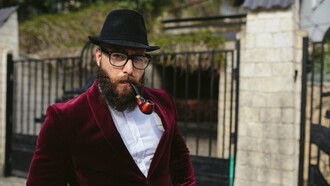 Ha llegado el momento de arrepentirte de tirar aquella ropa que llevaba lustros relegada al trasfondo del armario: hoy volverías a estar a la última, sin gastar