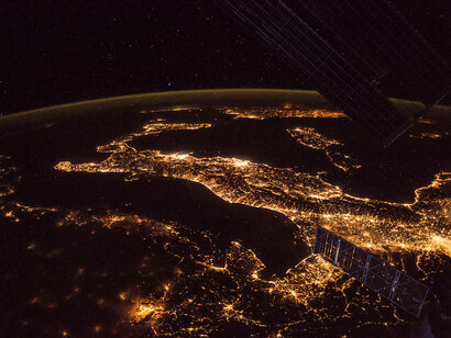 A nivel global, pasamos una media diaria de 6 horas y 56 minutos en Internet, lo que equivale a que la población mundial dedica cada día 3.7 millones de años