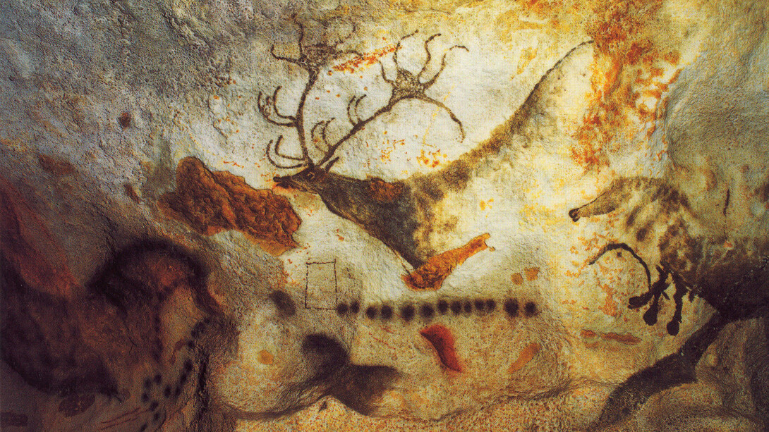 Treze bolinhas com um quadrado vazio simbolizando a Lua Nova numa parede da gruta de Lascaux 