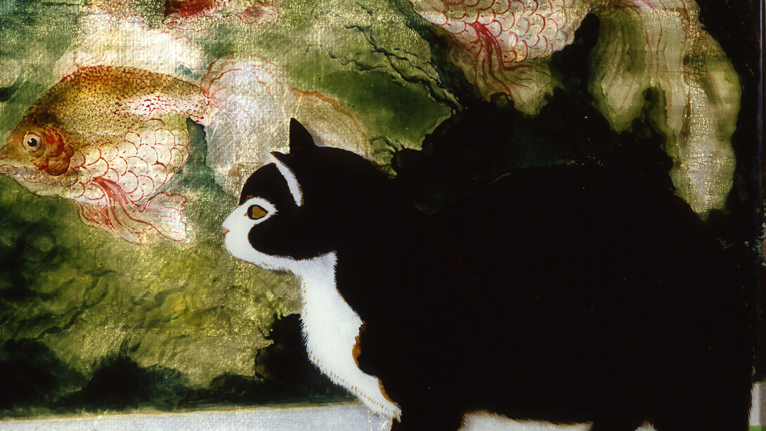 Georges Manzana-Pissarro (1871-1961), Chat et Poissons, Huile sur verre peint au recto juxtaposé sur un fond cartonné recouvert de feuilles d’argent, 48,5 x 55 cm, Signé en bas à gauche, Musée Alphonse-Georges Poulain, Vernon - Inv. 91.5.1