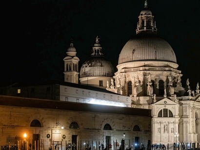 Corridori della Venice Night Trail, sullo sfondo la Basilica Santa Maria della Salute, Venezia