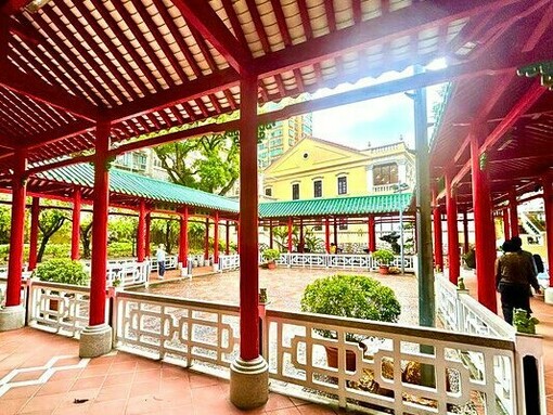 Green Grass Hall cloister guarded by scarlet red-pillared corridors © Alma Reyes