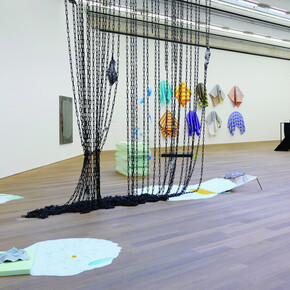 Vue de l’exposition Flatland / Abstractions narratives #2, 07.10.2017 - 15.04.2018, Mudam Luxembourg.
Vera Kox
Solid flow, figured halts, 2017
Dimensions variées
Production Mudam Luxembourg
Courtesy de l’artiste et Galleri Opdahl, Stavanger
© Photo : Aurélien Mole / Mudam Luxembourg
