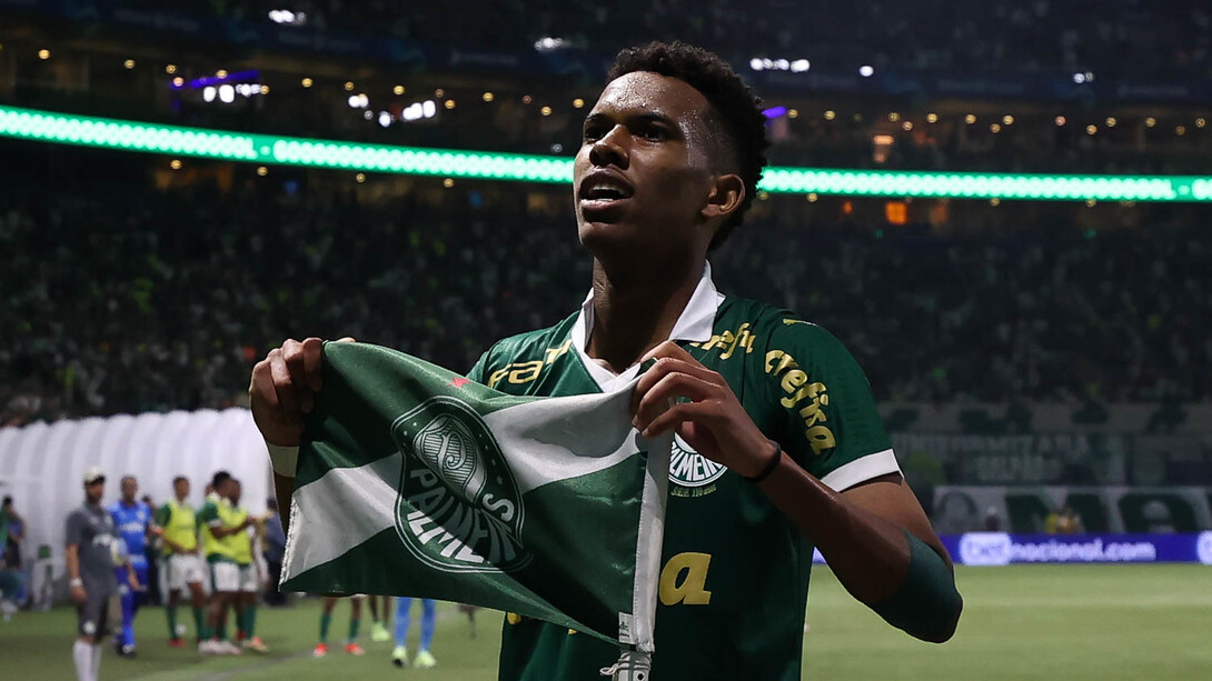 Em 2024, o Palmeiras celebra 110 anos de fundação, uma jornada marcada por mudanças históricas, glórias no futebol e a paixão de sua torcida. Desde Palestra Itália até as recentes conquistas com Abel Ferreira, o clube continua a inspirar. O jogador Estêvão, da SE Palmeiras, comemora seu contra a equipe do Botafogo FC, durante partida válida pela terceira fase, da Copa do Brasil, na arena Allianz Parque. Foto: Cesar Greco/Palmeiras/by Canon
