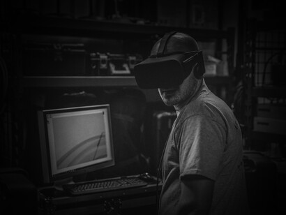 Hombre con un casco de realidad virtual frente a un escritorio