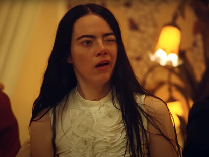 A performance de Willem Dafoe como Dr. Baxter em Pobres Criaturas é ao mesmo tempo assustadora e humana, adicionando profundidade ao cientista que ressuscita Bella Baxter, interpretada por Emma Stone