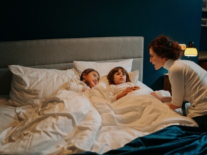 Babá contando histórias para as meninas