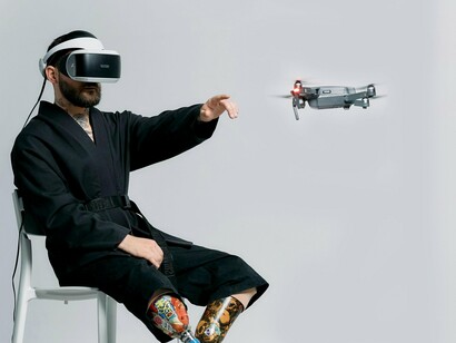 A chamada computação ubíqua (ou “pervasive computing”) descreve um cenário em que computadores estão presentes em toda parte, funcionando de forma invisível e contínua para o usuário. Imagine geladeiras que monitoram o estoque de alimentos e fazem compras automaticamente, ou espelhos que mostram notícias e previsões do tempo enquanto você escova os dentes. Esse nível de integração já começa a ser realidade com o avanço da internet das coisas (IoT) e tende a crescer nos próximos anos