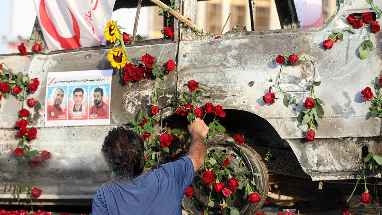 Ciudadano iraní rinde homenaje a los profesionales sanitarios que perdieron la vida en el ataque israelí durante una misión en Teherán el 16 de junio de 2025