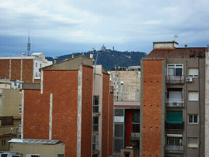 Horizonte mirando ligeramente al noroeste desde el tejado de la calle Roger de Flor, Barcelona, en el barrio de Camp d'en Grassot i Gràcia Nova, hacia el Tibidabo, Barcelona, España