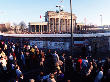 La porte de Brandebourg le 1er décembre 1989. La porte est déjà librement accessible du côté Est, l'ouverture officielle du passage vers l'Ouest le 22 décembre 1989 est encore à venir