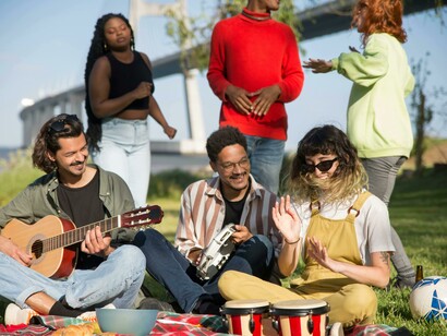 Grupo de amigos em festividade na rua. A realização de concertos, exposições e encontros por exemplo que proporcionem uma dinâmica cultural que vá além da gastronomia, atraindo e gerando um fluxo contínuo de visitantes