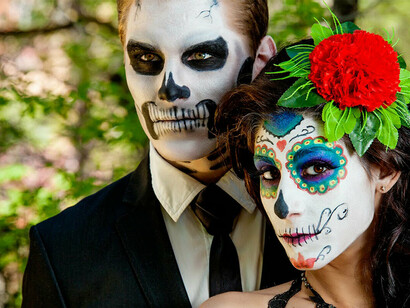 Pareja maquillada para el Día de Muertos