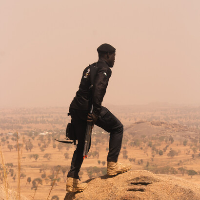 In Nigeria, dem bevölkerungsreichsten und multiethnischen Land Afrikas, bombardierten US-Streitkräfte vor einigen Monaten im Nordwesten Stützpunkte des Islamischen Staates (ISIS), die sich in dieser Region niedergelassen haben. Bild: Nigerianischer Staatsbeamter in Kaduna