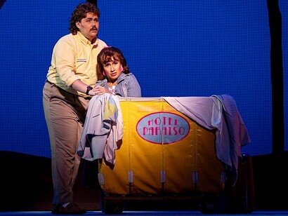 Vanessa Becerra è Carolina e Joseph McBrayer è Paolino ne "Il matrimonio segreto" in un riadattamento in spagnolo del 2022 al Florida Grand Opera. Foto di Daniel Azoulay
