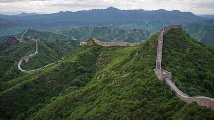 La Gran Muralla China, antigua fortificación construida y reconstruida entre el siglo V a.C. y el siglo XVI para proteger la frontera norte del Imperio chino, cuya longitud alcanza los 21.200 km