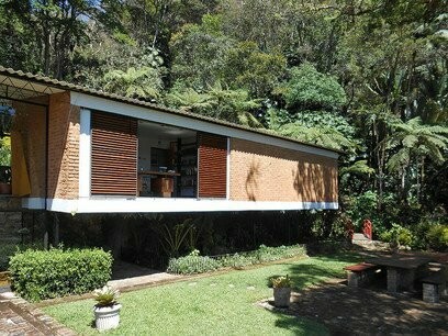 Lota de Macedo Soares foi uma arquiteta autodidata responsável pelo projeto do Parque do Flamengo, uma obra emblemática de integração entre urbanismo e paisagismo no rio de janeiro. Casa de Samambaia em Petrópolis, no estado do Rio de Janeiro