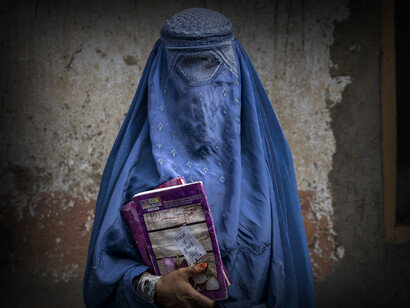 Mujer musulmana con una hiyab (o hijab) azul