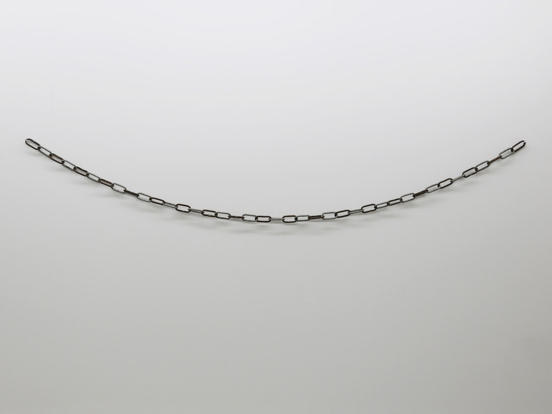 Stéphanie Saadé, "Opposite Chain", 2014, fer, acier inoxydable, éd 1/3 + 2 ea, 250 x 5 cm, courtesy of galerie anne barrault
