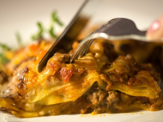 Dalla forma simile alla lasagna, il vincisgrassi è il piatto tipico delle feste nelle Marche. Composto da un ragù denso e ricco, fatto con carne tagliata al coltello, una densa besciamella e distintivi sentori di chiodi di garofano e noce moscata