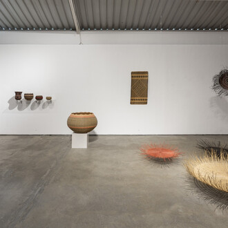 Dawa, Ewasamu mükaju (Tejer el hilo del árbol), vista de exhibición. Cortesía de ABRA