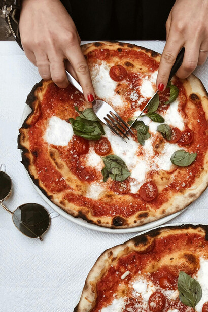 Descubra os segredos da pizza italiana, uma tradição de séculos que conquista paladares ao redor do mundo com sua massa fina e ingredientes frescos
