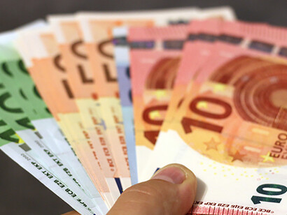 Salaires. Si la rémunération est censée payer la compétence, récompenser et encourager au surpassement de soi, elle transmet bien davantage qu’une simple rétribution pour le travail effectué 