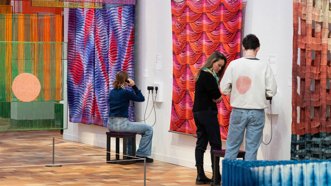 Verschiedene künstler:innen, Textile manifeste. Von Bauhaus bis Soft sculpture, ausstellungsansicht. Mit freundlicher genehmigung des Museum für Gestaltung