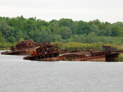 A tragédia de Tchernóbil acelerou o colapso da União Soviética e impulsionou movimentos ambientais que questionam a segurança da energia nuclear. Rio Pripyat em Chernobyl, Ucrânia. Naufrágio abandonado após o acidente nuclear de 1986