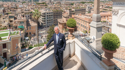 Roberto E. Wirth en la azotea: al fondo, con la escalinata que conecta la Piazza di Spagna con Trinità dei Monti