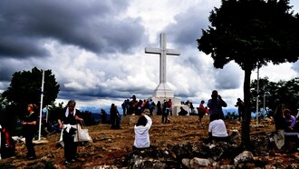 Croce Bianca del monte Križevac, Medjugorje, Bosnia ed Erzegovina. Raggiungere la Croce in cima a questo monte è un pellegrinaggio compiuto da milioni di persone 